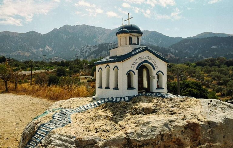 Urocza miniatura kapliczki
